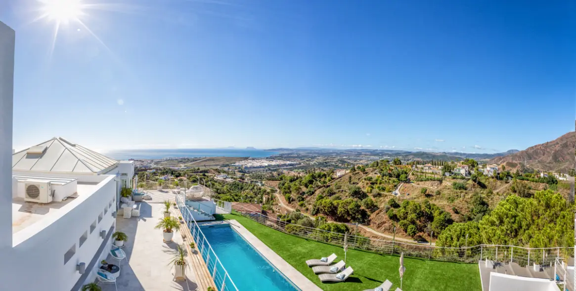 Продажа  отдельно стоящей виллы в Estepona 1