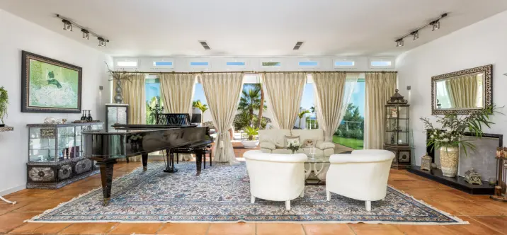 Продажа  отдельно стоящей виллы в Estepona 3