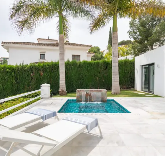 Venta de villa independiente en Nueva Andalucía