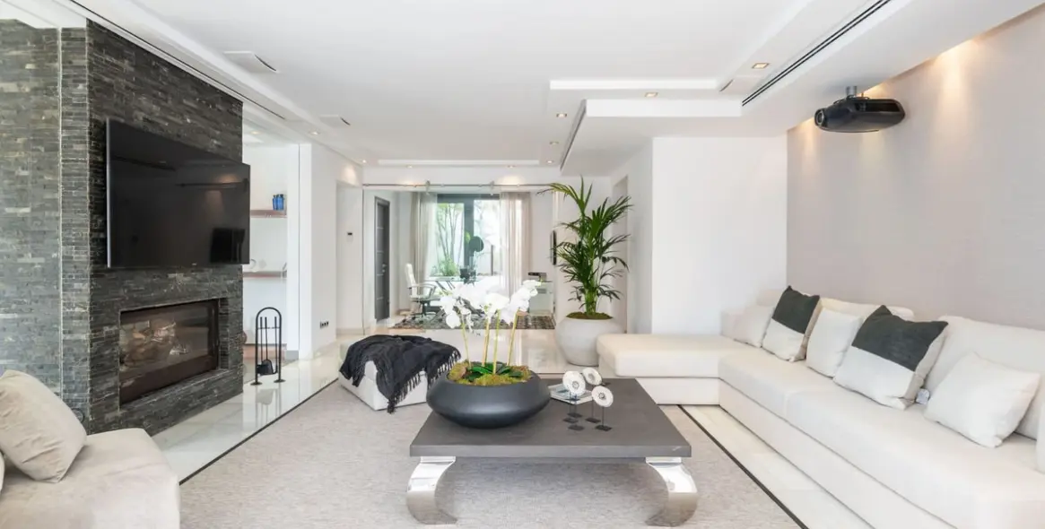 Sale of detached villa in Nueva Andalucía 11