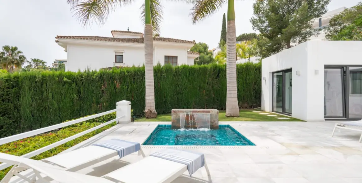 Venta de villa independiente en Nueva Andalucía 2