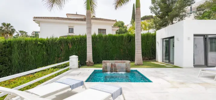 Venta de villa independiente en Nueva Andalucía 1