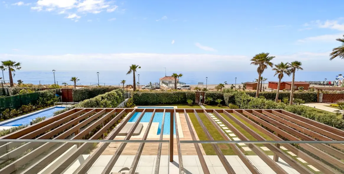 Продажа  отдельно стоящей виллы в New Golden Mile 91