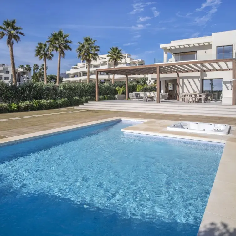 Sale of detached villa in New Golden Mile