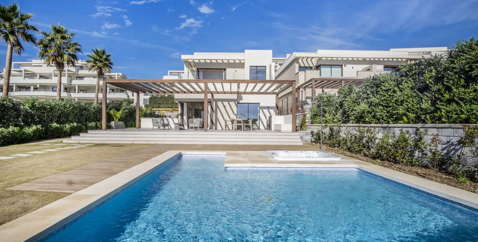 Sale of detached villa in New Golden Mile 2