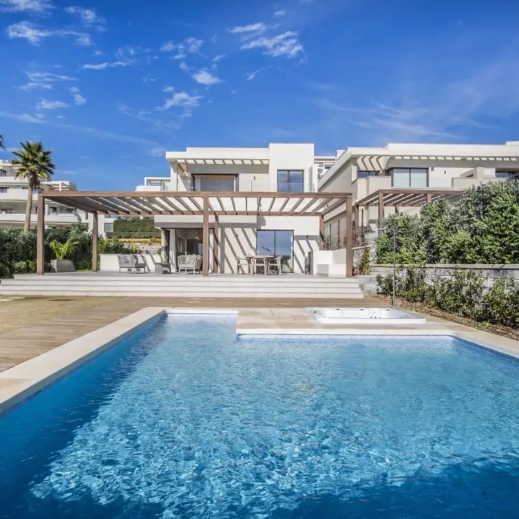 Sale of detached villa in New Golden Mile