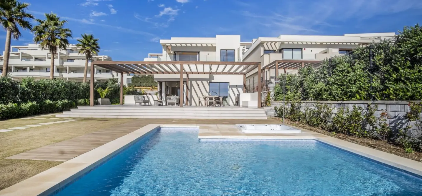 Sale of detached villa in New Golden Mile 1