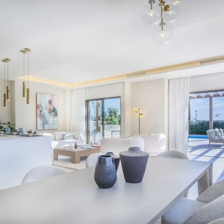 Sale of detached villa in New Golden Mile