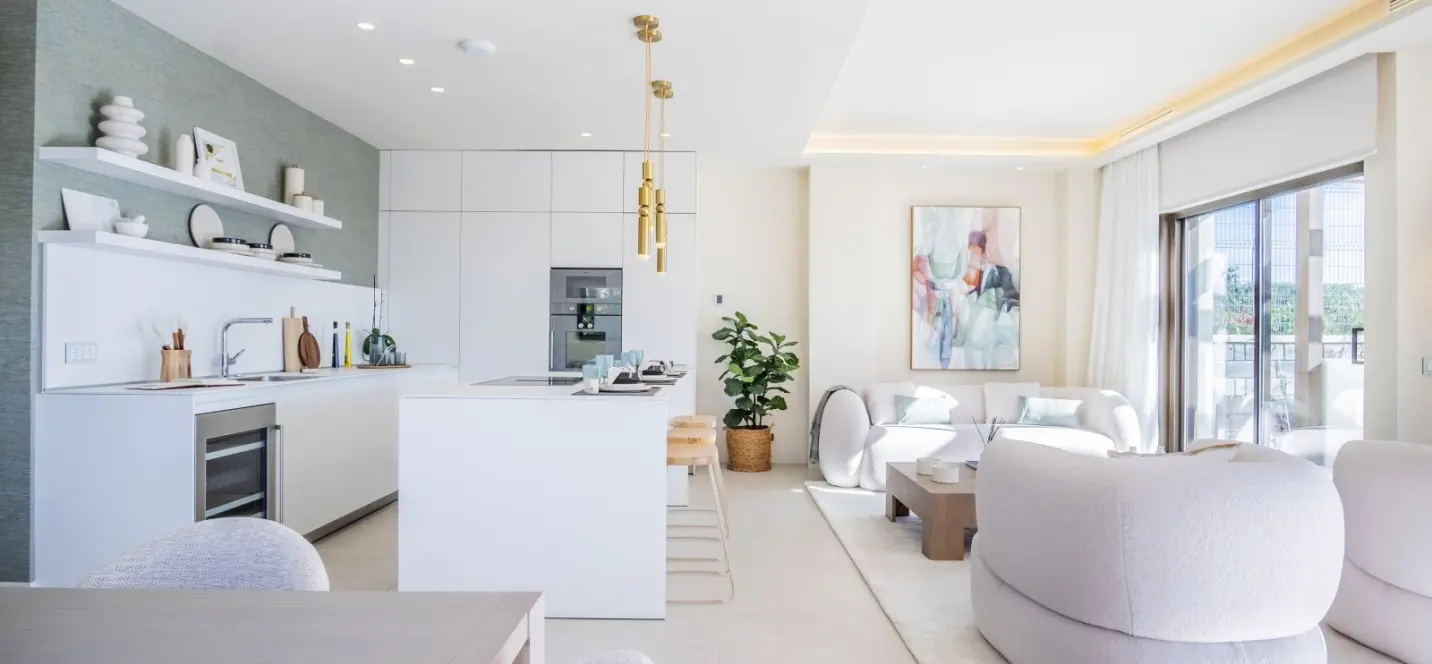 Sale of detached villa in New Golden Mile 4