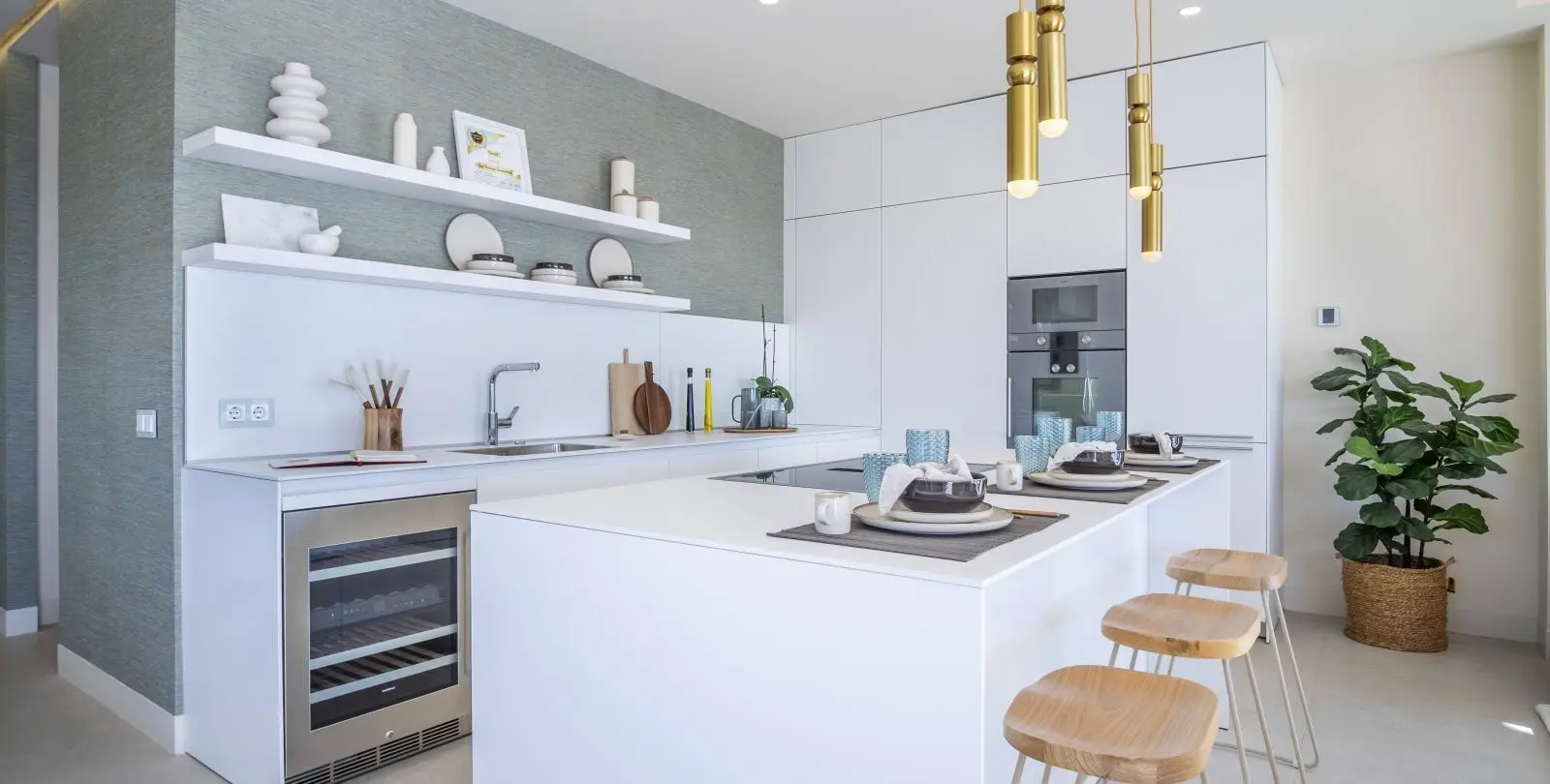 Sale of detached villa in New Golden Mile 9