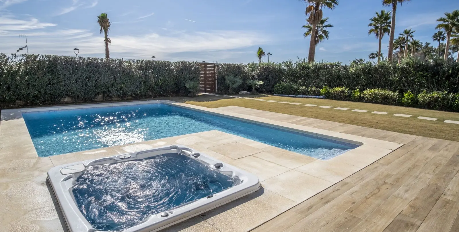 Sale of detached villa in New Golden Mile 16