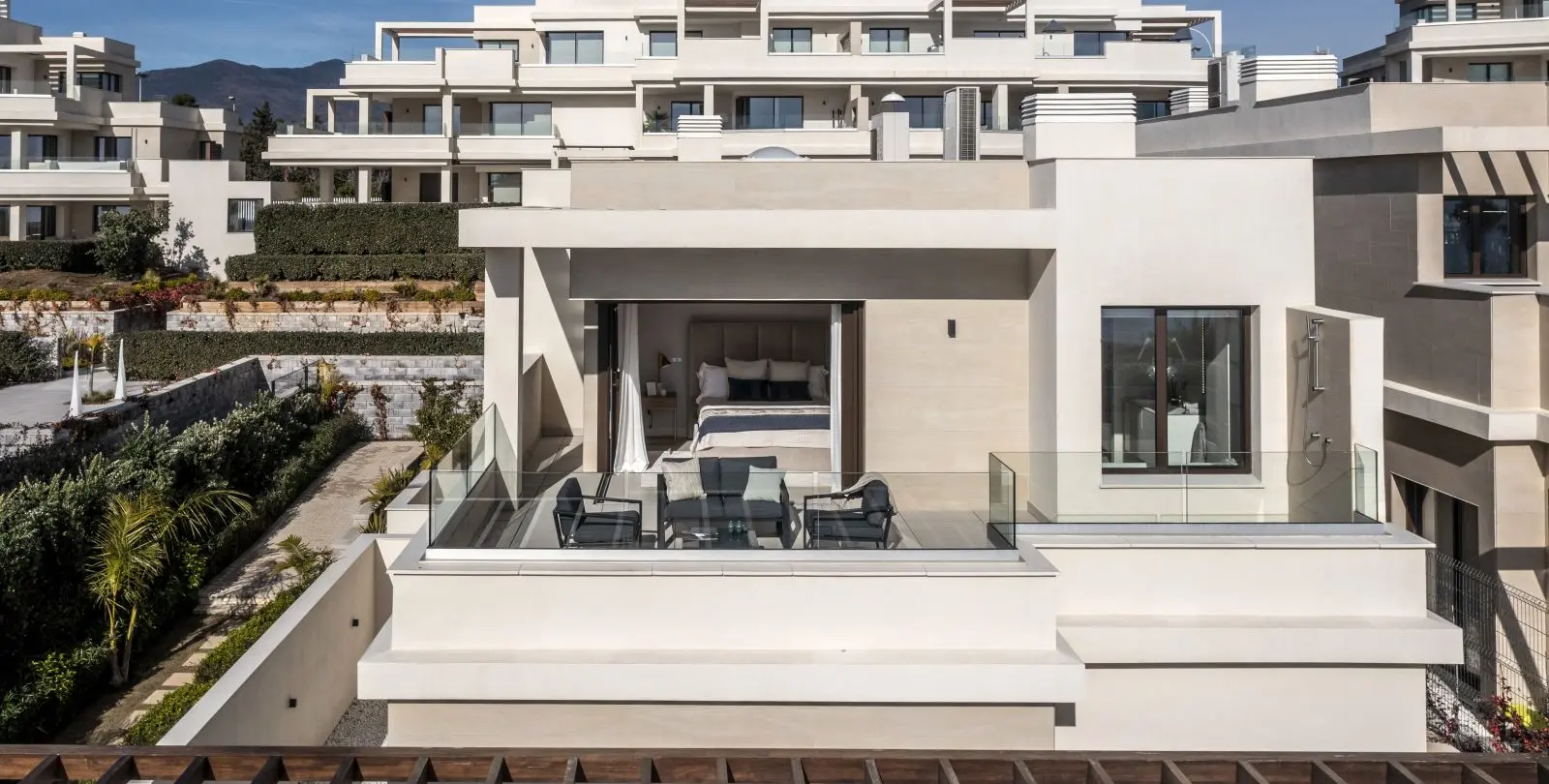 Sale of detached villa in New Golden Mile 21