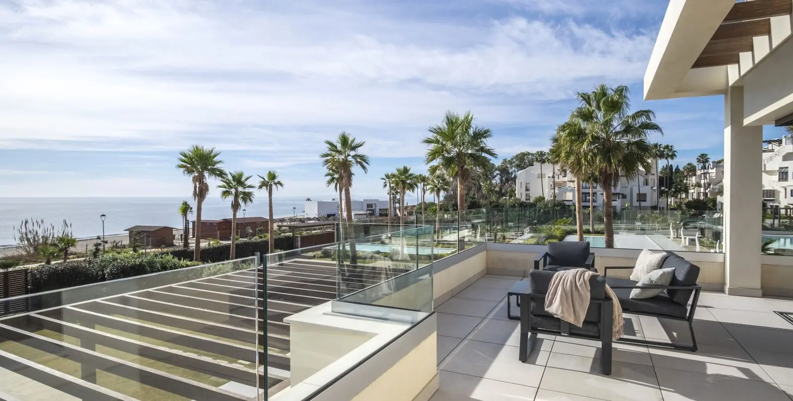 Sale of detached villa in New Golden Mile 27