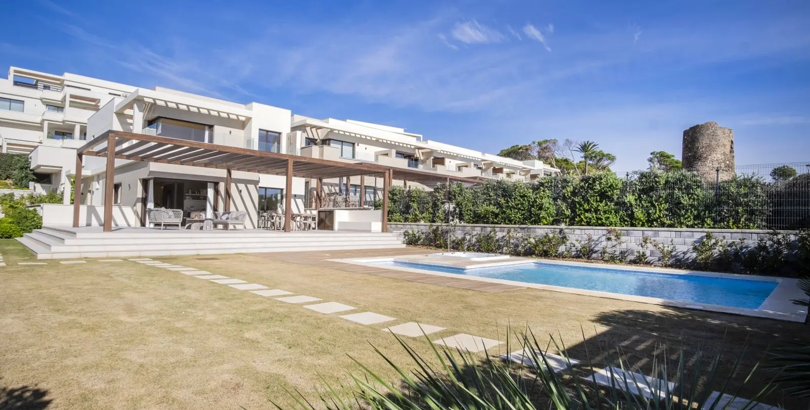 Sale of detached villa in New Golden Mile 42