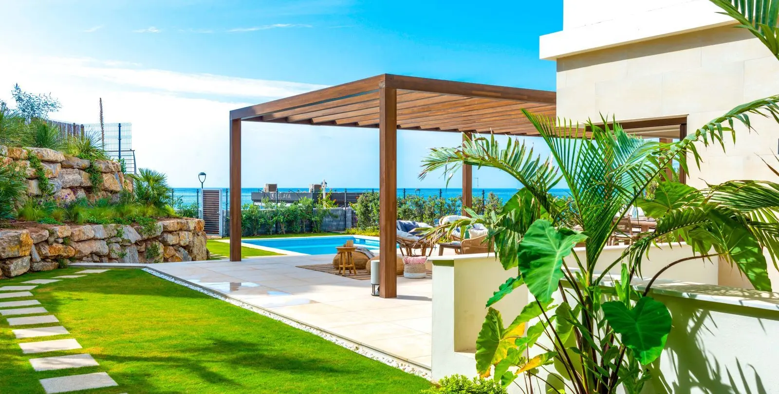 Sale of detached villa in New Golden Mile 48