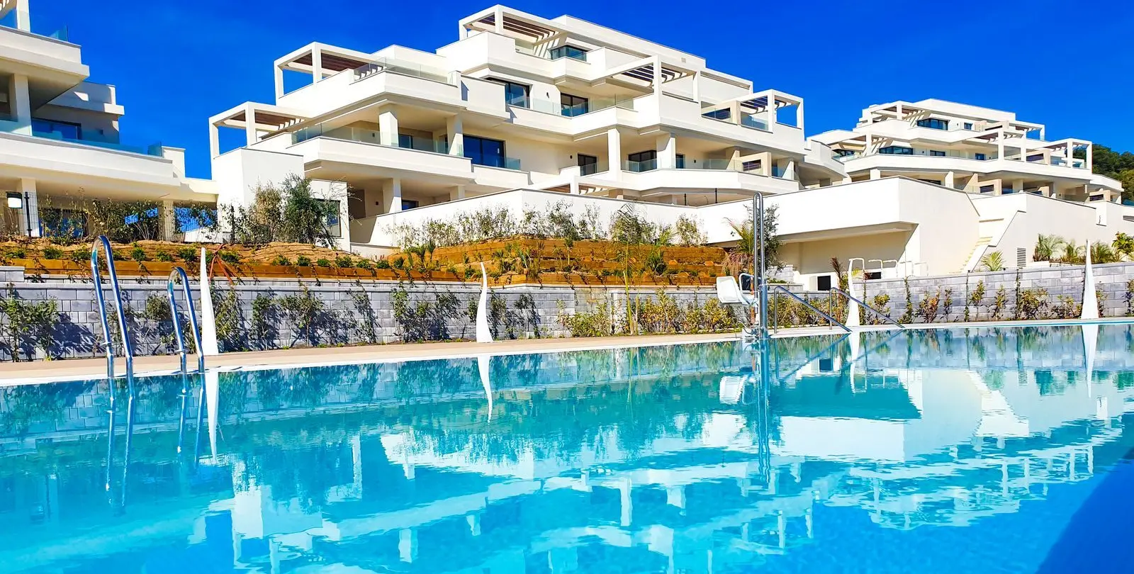 Sale of detached villa in New Golden Mile 51