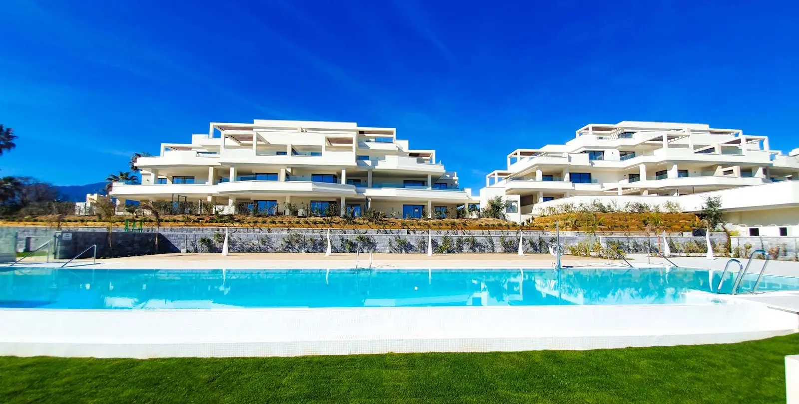 Sale of detached villa in New Golden Mile 55