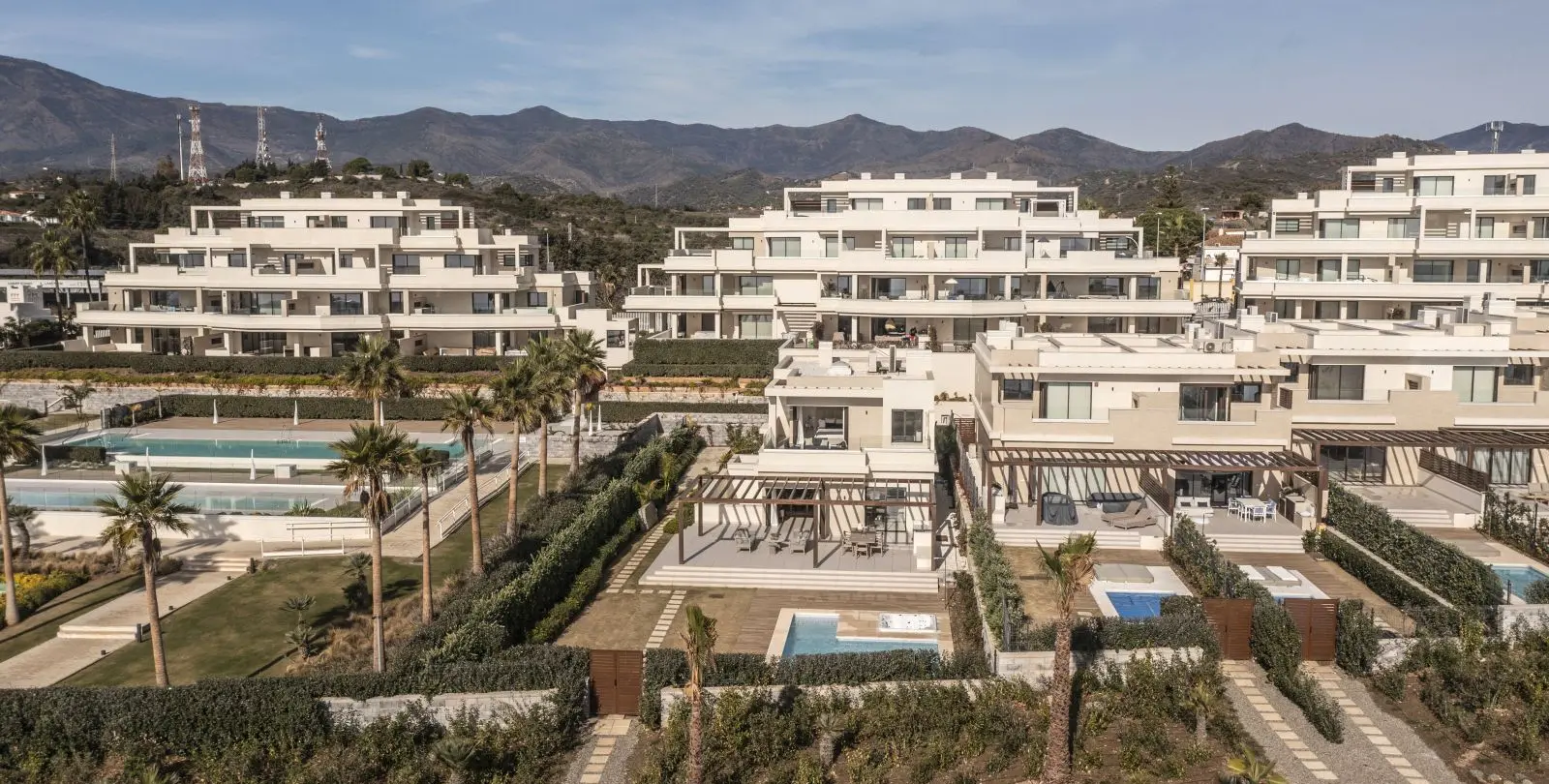 Sale of detached villa in New Golden Mile 61