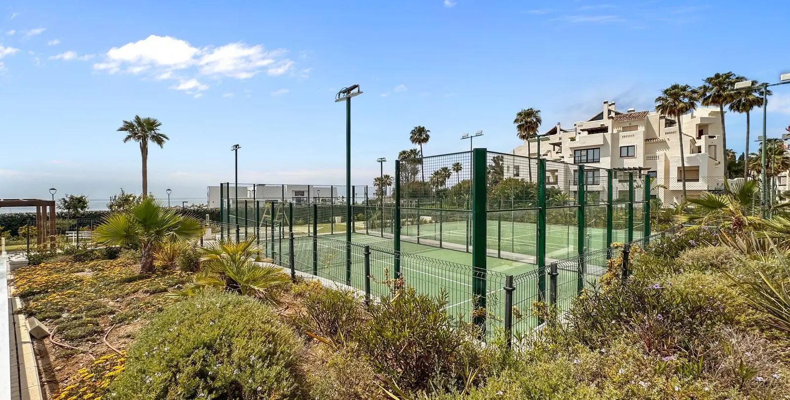 Sale of detached villa in New Golden Mile 64