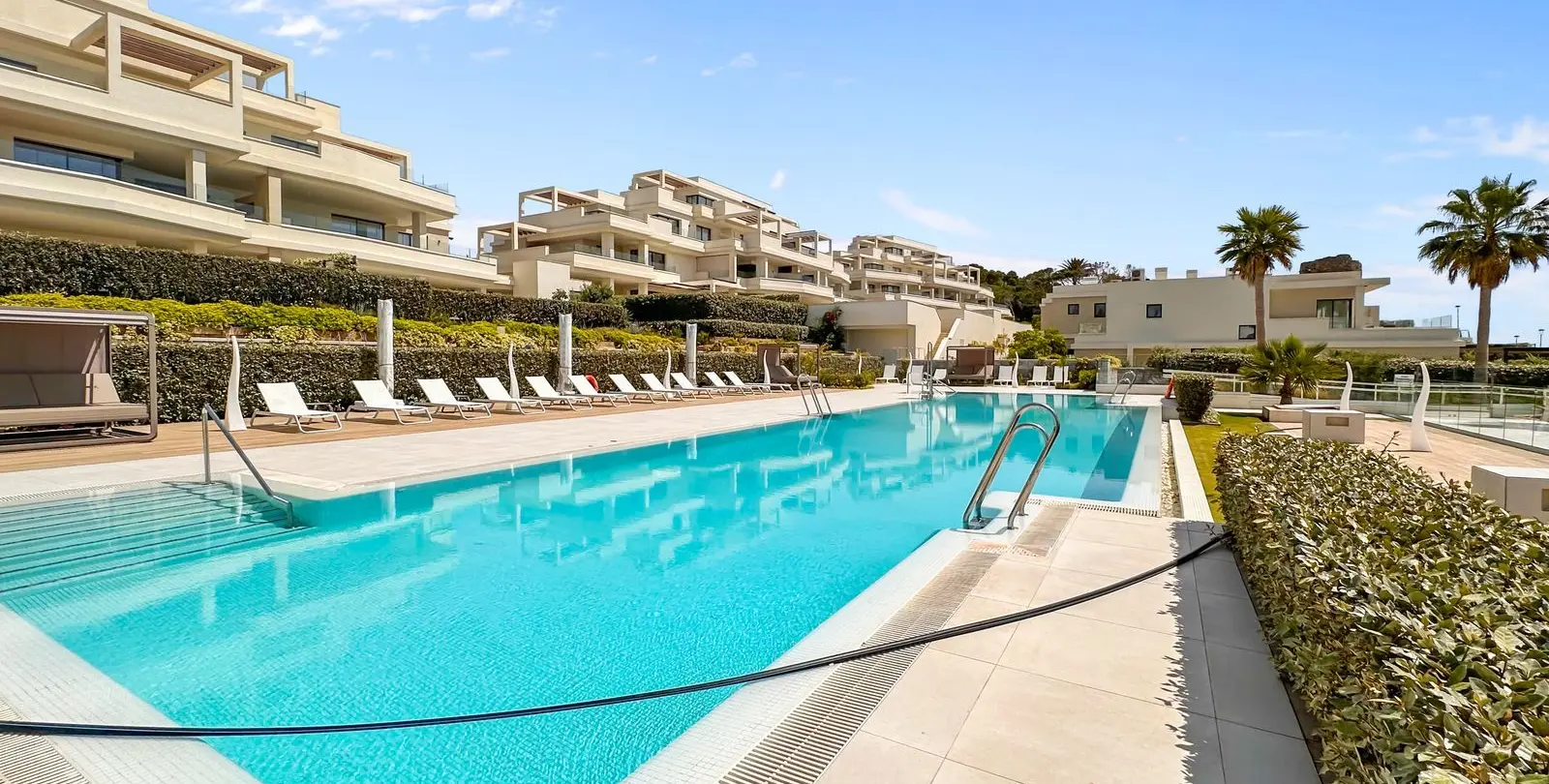 Sale of detached villa in New Golden Mile 68