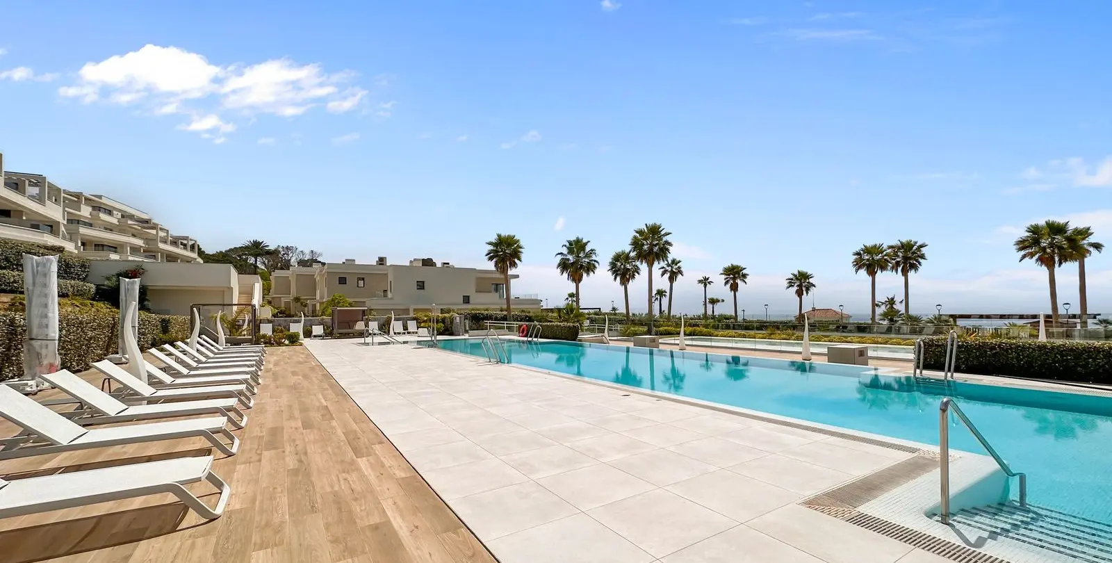 Sale of detached villa in New Golden Mile 69
