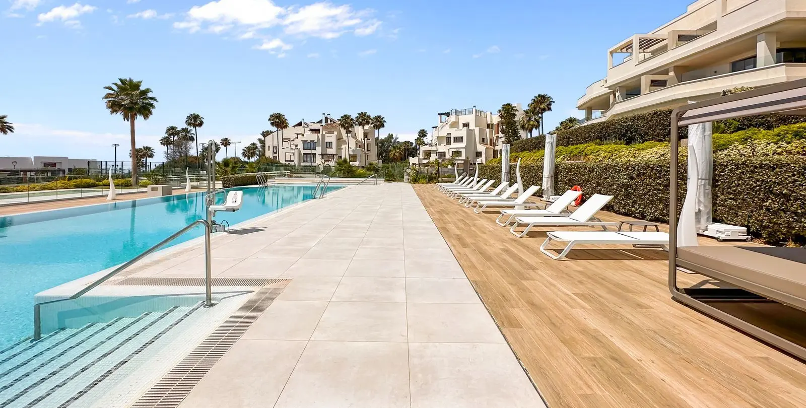 Sale of detached villa in New Golden Mile 71