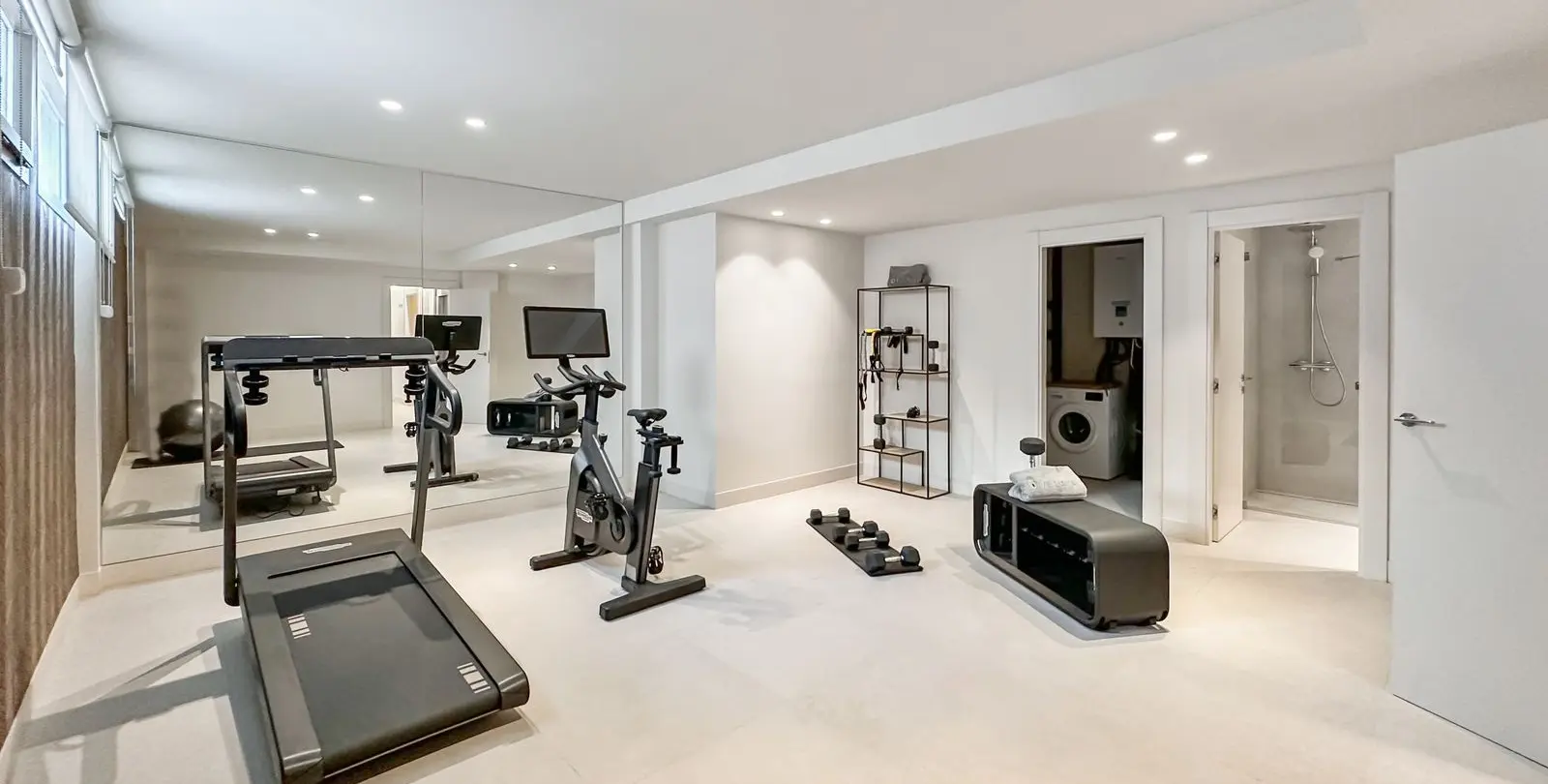 Sale of detached villa in New Golden Mile 77
