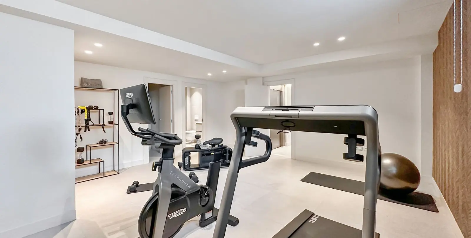 Sale of detached villa in New Golden Mile 78