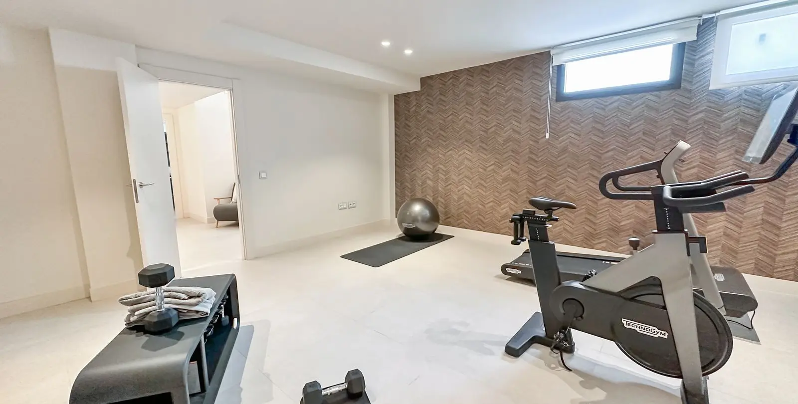 Sale of detached villa in New Golden Mile 80