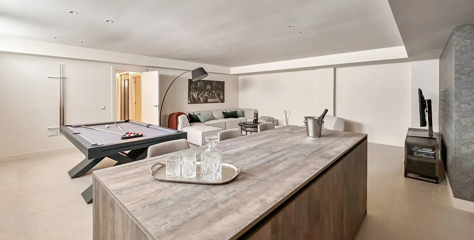 Sale of detached villa in New Golden Mile 83