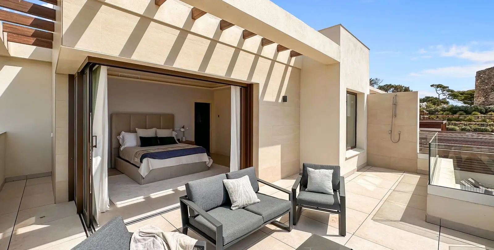 Sale of detached villa in New Golden Mile 90