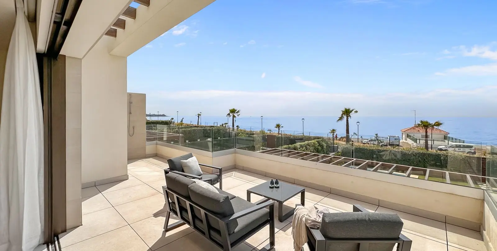 Sale of detached villa in New Golden Mile 93