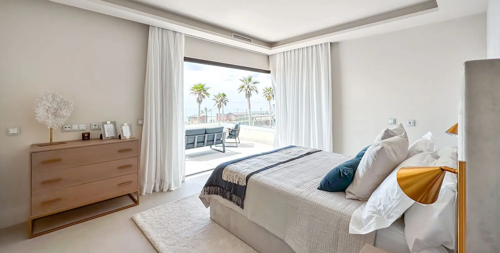 Sale of detached villa in New Golden Mile 98