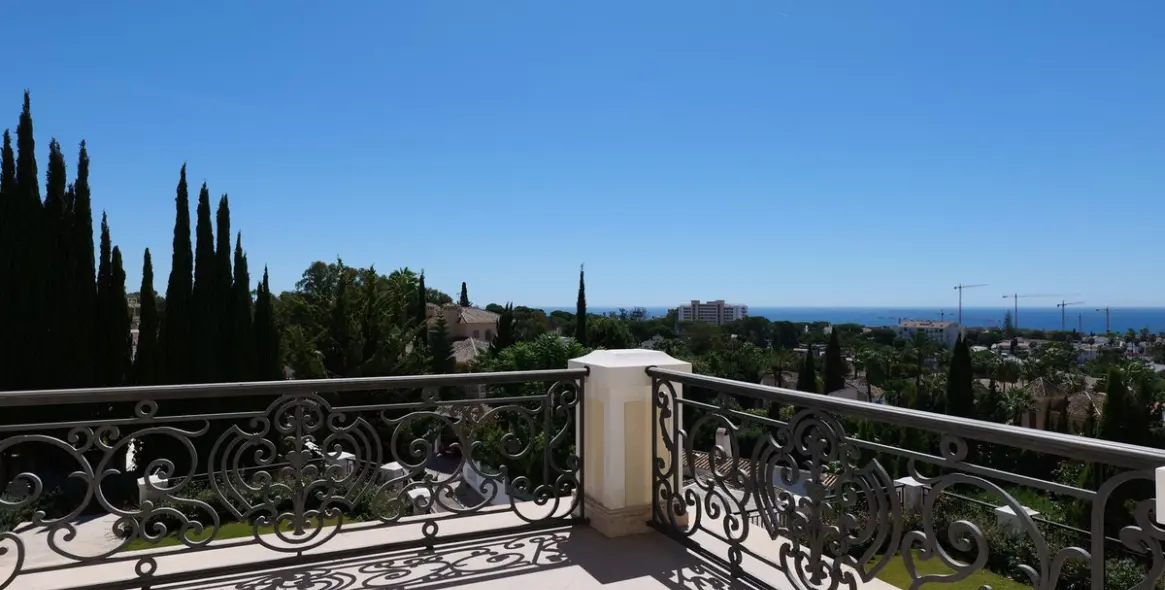 Sale of detached villa in El Rosario 23