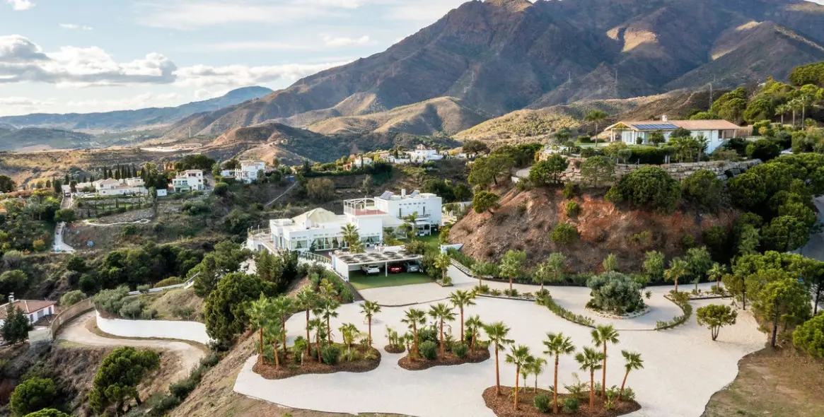 Продажа  отдельно стоящей виллы в Estepona 1