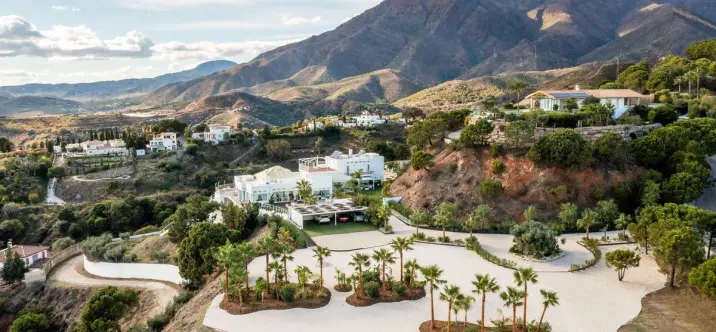 Продажа  отдельно стоящей виллы в Estepona 0