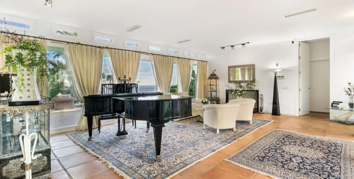 Продажа  отдельно стоящей виллы в Estepona 15