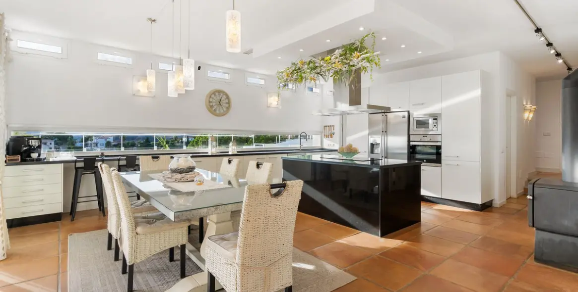 Продажа  отдельно стоящей виллы в Estepona 20