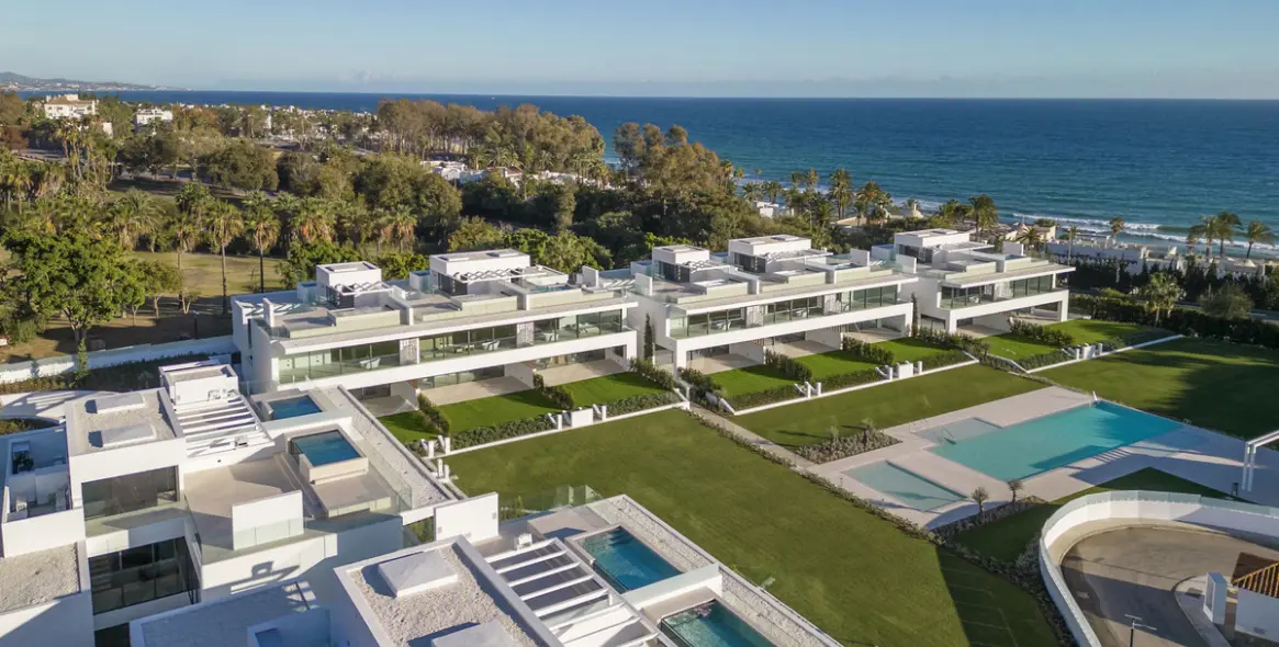 Long-term rent of semi-detached house in The Golden Mile 11