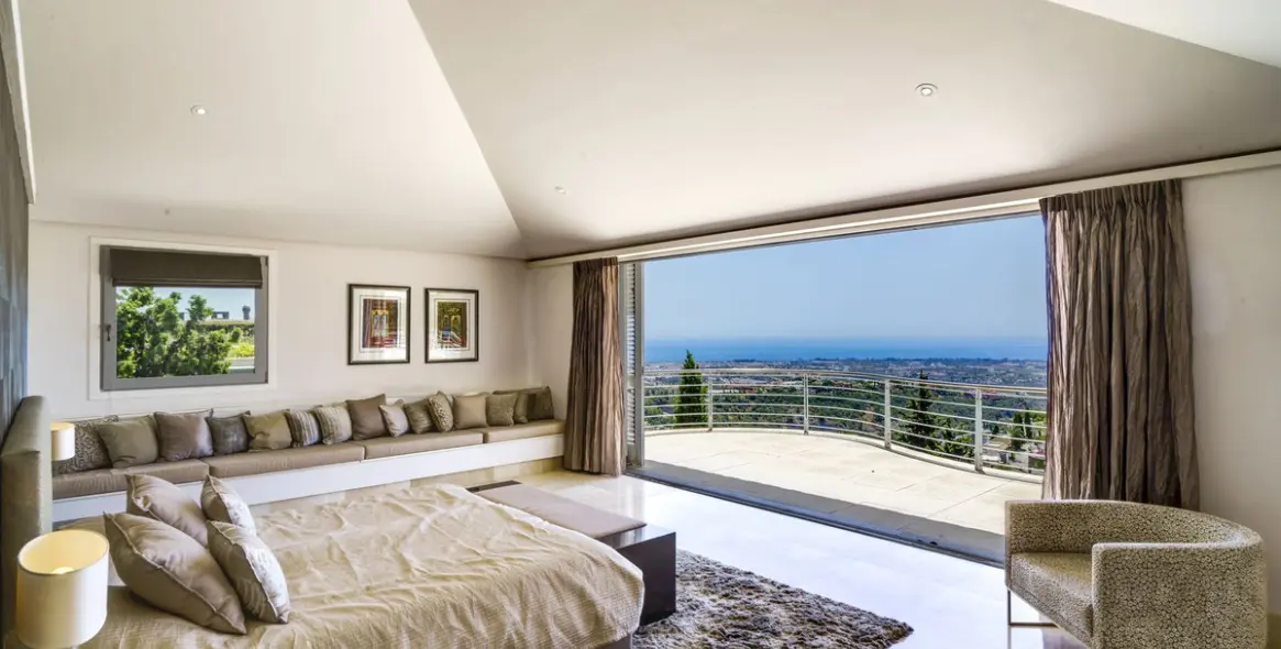 Sale of detached villa in El Madroñal 13