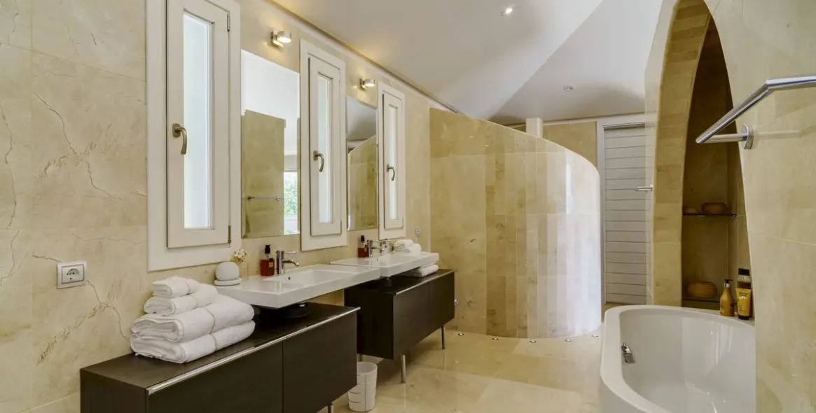 Sale of detached villa in El Madroñal 16