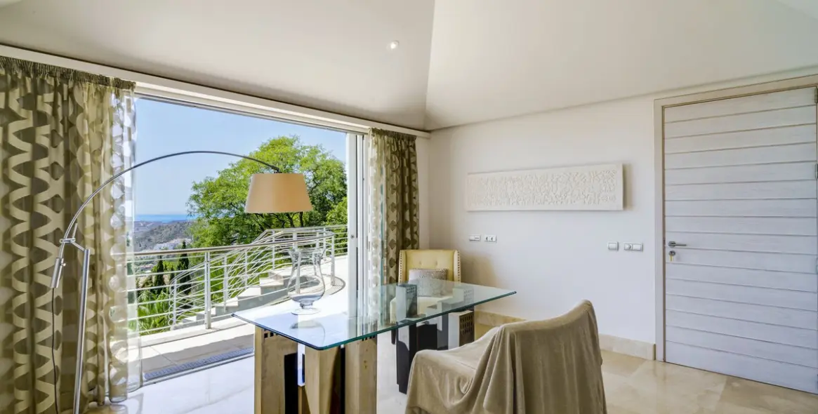 Sale of detached villa in El Madroñal 18