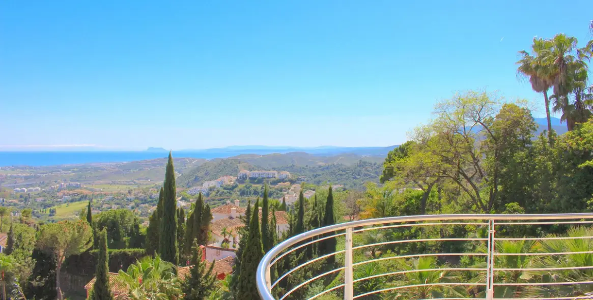 Sale of detached villa in El Madroñal 21