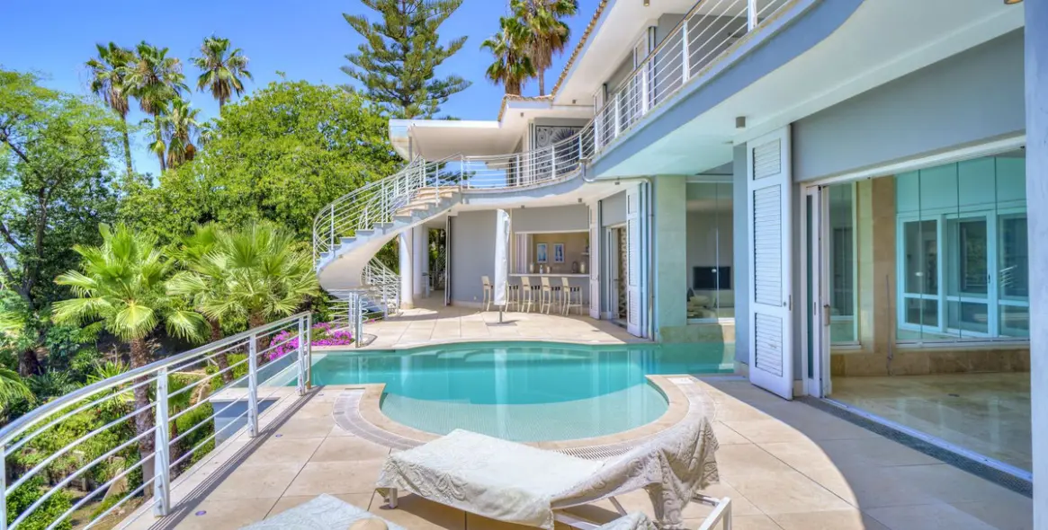 Sale of detached villa in El Madroñal 32