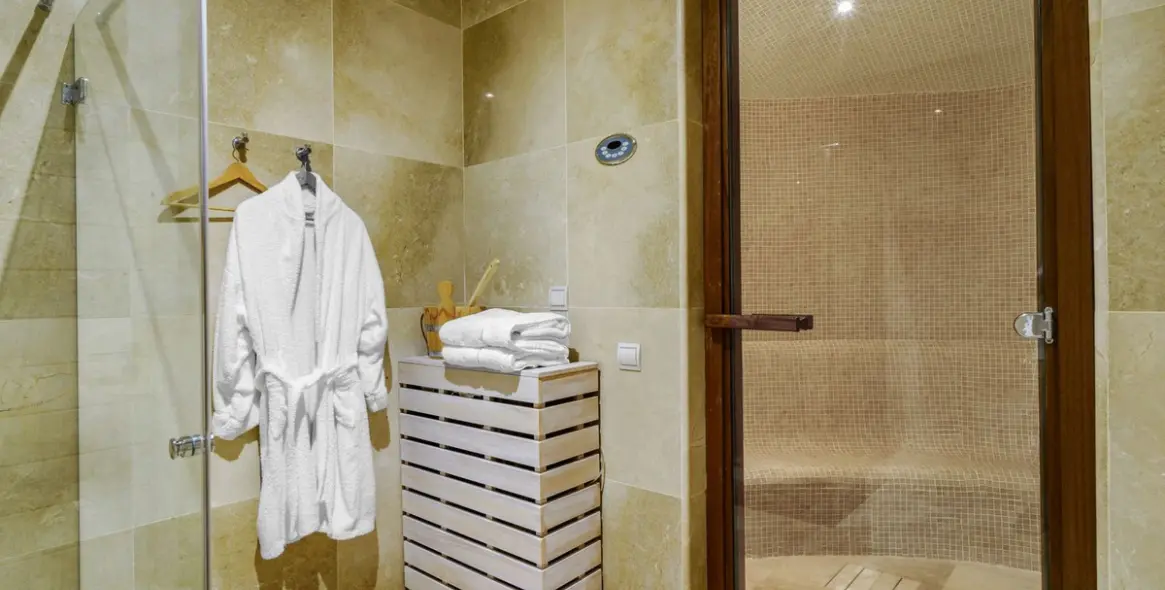 Sale of detached villa in El Madroñal 43