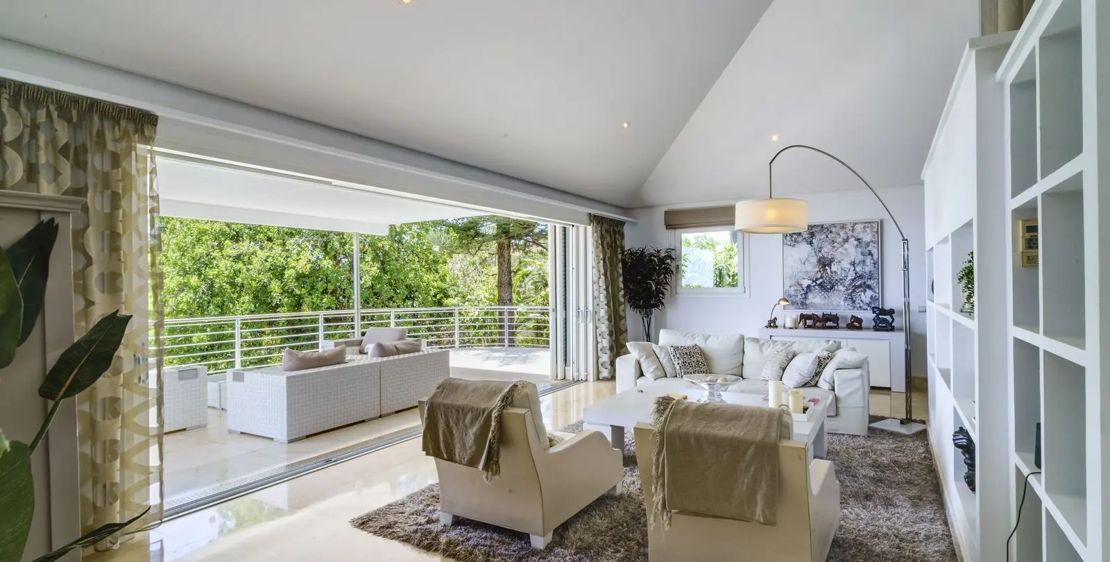 Sale of detached villa in El Madroñal 10