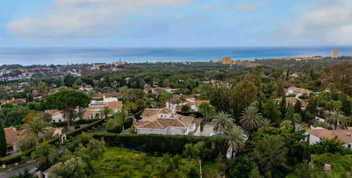 Продажа  жилого участка в Marbella East (район Hacienda Las Chapas) 1