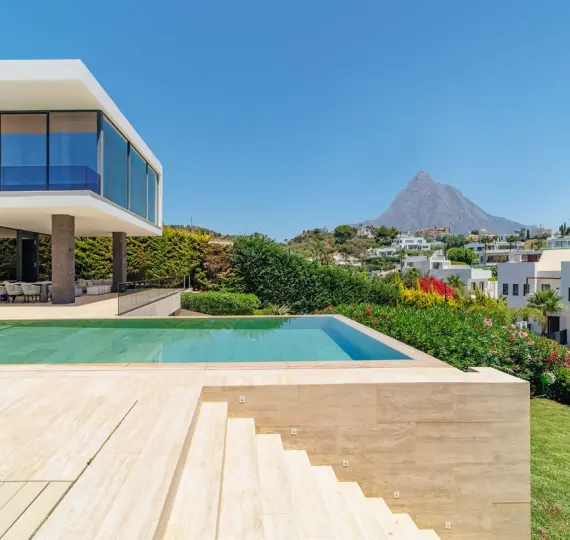 Long-term rent of detached villa in Nueva Andalucía