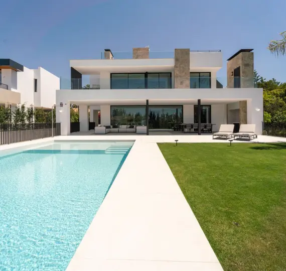 Sale of detached villa in Nueva Andalucía