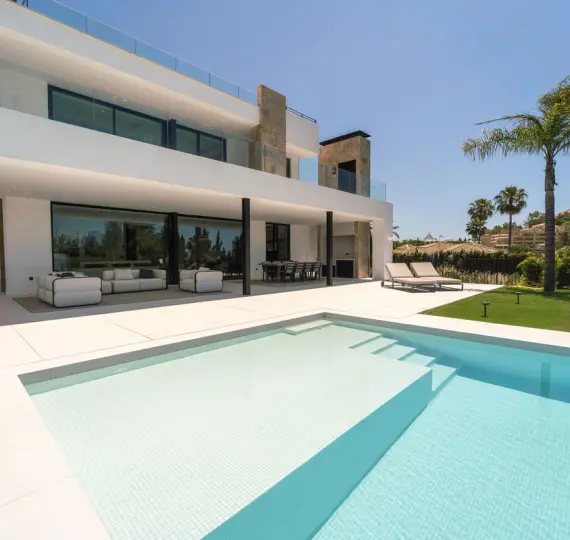 Sale of detached villa in Nueva Andalucía